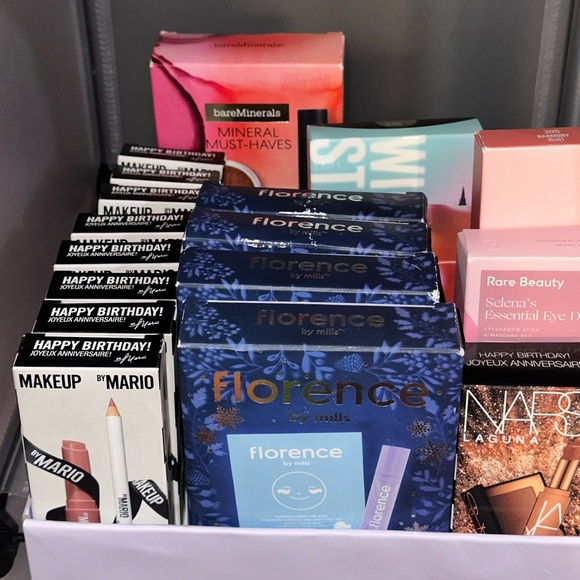 Medium Mystery High-end Makeup
Capsule Scoop - Picture 5 of 8